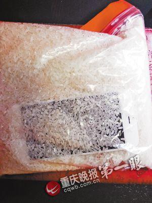 落水后，把手機(jī)放進(jìn)大米里吸水
