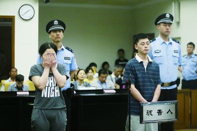 聽(tīng)到判決，賈某（左）哭了起來(lái)。一直到被帶離法庭，夫妻倆沒(méi)說(shuō)一句話