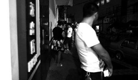 通過聊天軟件陌陌，男子小黃認(rèn)識(shí)了女孩小李，兩三天后，兩人就住到了一起。但好景不長，兩人在一起僅過了十幾天，戀愛關(guān)系即破裂，小黃稱曾給小李花了一萬余元。日前，小黃以詐騙為由將小李帶到派出所。