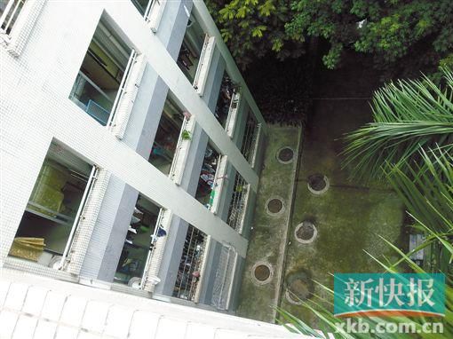 據(jù)目擊者稱,當(dāng)時(shí)墜樓者躺在右排中、下兩個(gè)井蓋中間附近。
