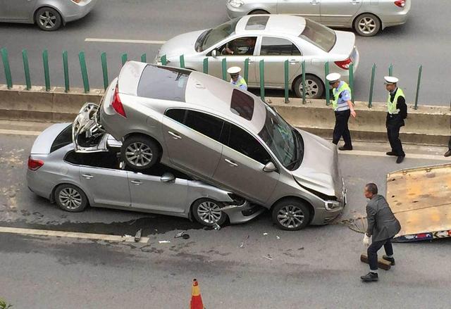 交警正在將兩車分開。