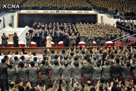 朝中社報(bào)道，朝鮮最高領(lǐng)導(dǎo)人金正恩10月29日攜夫人李雪主出席并觀看了紀(jì)念金日成軍事綜合大學(xué)建校60周年牡丹峰樂(lè)團(tuán)演出。圖片來(lái)源：朝中社