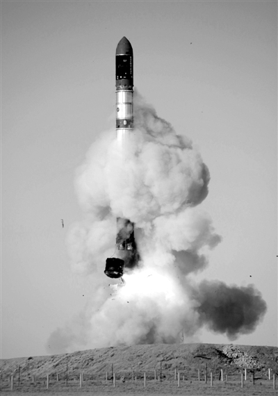 　2007年6月15日，俄羅斯在哈薩克斯坦的軍事場地試射一枚“RS-20”導(dǎo)彈。尚未有媒體公布新型固