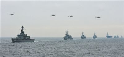 2012年10月14日，日本海上自衛(wèi)隊(duì)舉行閱艦式。2013年，日本自衛(wèi)隊(duì)時(shí)隔11年首增防衛(wèi)預(yù)算。資料圖片