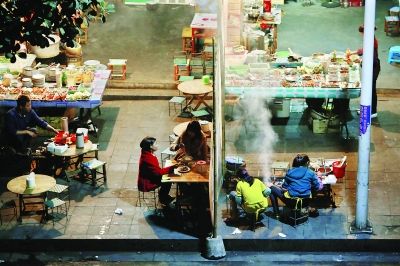 那邦鎮(zhèn)以往熱鬧的夜市，因?yàn)橹芯掃吘车膽?zhàn)亂，而變得冷冷清清 特派記者 賈代騰飛 攝