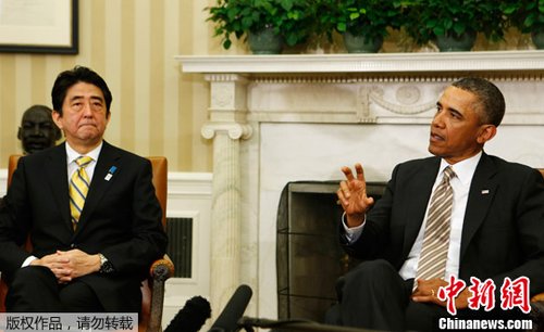 　正在美國訪問的日本首相安倍晉三2月22日在白宮與奧巴馬進行首次會晤。