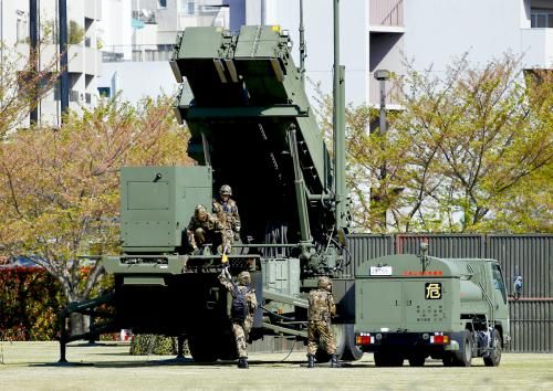 9日，日本自衛(wèi)隊(duì)為應(yīng)對朝鮮導(dǎo)彈威脅，在東京防衛(wèi)省總部設(shè)置“愛國者3”型導(dǎo)彈發(fā)射裝置。