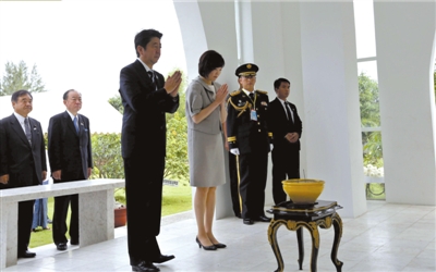 25日，緬甸仰光，安倍偕妻子參拜“二戰(zhàn)陣亡日軍墓”。圖/CFP