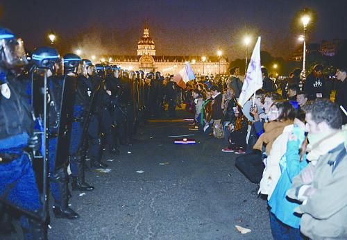 26日，法國(guó)反同性戀者與警察形成對(duì)峙之勢(shì)。