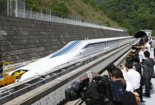 日本最新型磁懸浮列車登場，時速為500公里。