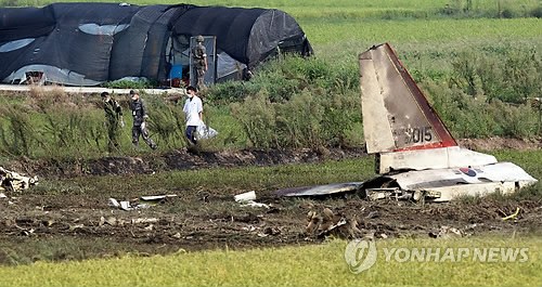 當?shù)貢r間28日下午2時8分許，韓國一架空軍教練機T-50在全羅南道光州市西區(qū)細荷洞農(nóng)田墜毀。