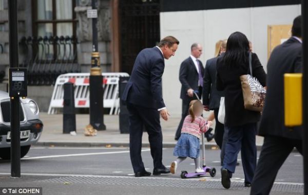 英國首相卡梅倫步行送女兒上幼兒園。