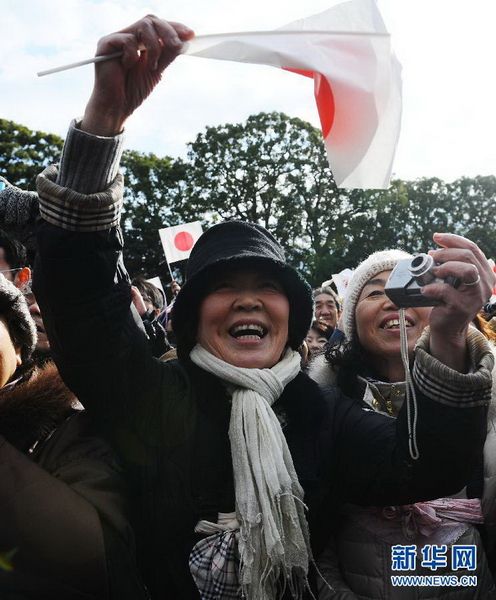 當?shù)貢r間12月23日，在位于日本東京的皇宮，民眾向明仁天皇祝賀生日。