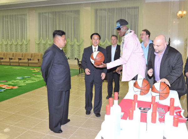 近日，朝鮮最高領(lǐng)導(dǎo)人金正恩已在平壤再次會(huì)見并宴請了正在朝鮮訪問的前美國全國籃球協(xié)會(huì)(NBA)球星羅德
