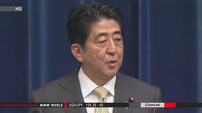 日本首相安倍晉三出發(fā)前往瑞士前接受記者采訪。