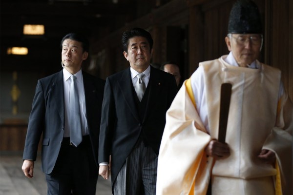 當(dāng)?shù)貢r(shí)間2013年12月26日，日本東京，日本首相安倍晉三抵達(dá)靖國(guó)神社。