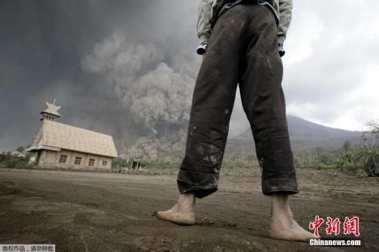當?shù)貢r間2月1日，印尼錫納朋火山持續(xù)噴發(fā)。