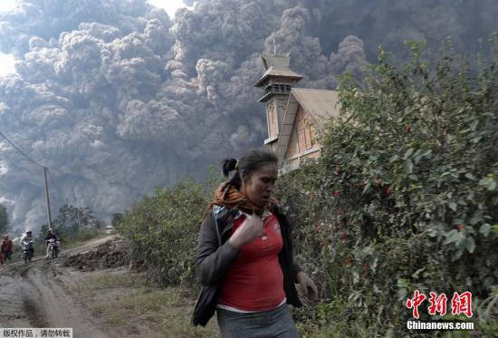 當?shù)貢r間2月1日，印尼錫納朋火山持續(xù)噴發(fā)。