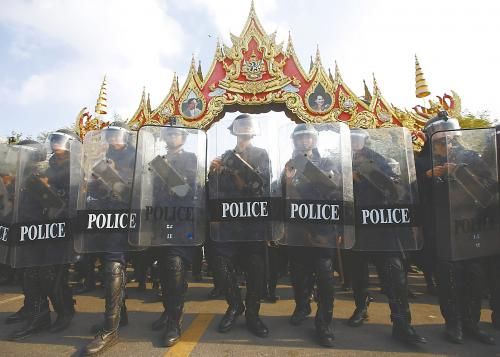 14日在泰國(guó)曼谷，政府出動(dòng)數(shù)千名防暴警察，以?shī)Z回政府大樓和其他 泰數(shù)千防暴警察和平清場(chǎng) 被示威者占領(lǐng)的區(qū)域。