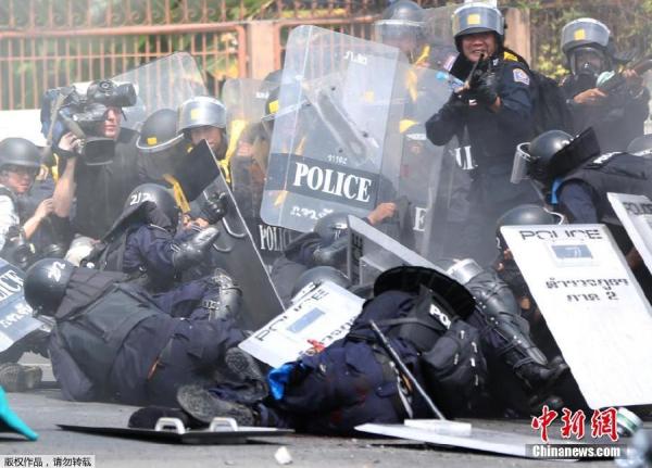 當?shù)貢r間2月18日，泰國曼谷警方與示威者發(fā)生沖突。