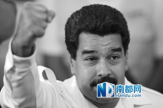 委內(nèi)瑞拉總統(tǒng)馬杜羅向支持者致意。