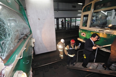 5月2日，韓國首爾，首爾2號線地鐵去往蠶室方向的一趟列車在上往十里站撞上了一趟?？吭谡緝?nèi)的列車。