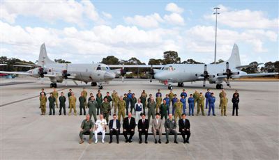 4月29日，參與搜尋馬航失聯(lián)客機的多國軍人和軍機在珀斯皮爾斯空軍基地合影。5月1日，馬航宣布搜尋進入新階段，重點將借助不同技術擴大海底搜尋。