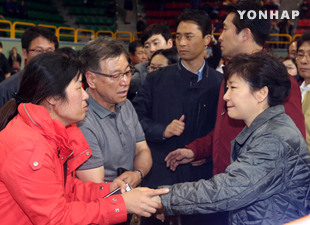 韓國總統樸槿惠再訪濟州島承諾將持續(xù)搜救