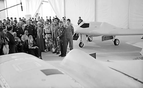 　哈梅內(nèi)伊（中）11日參觀伊朗版RQ-170無人機。