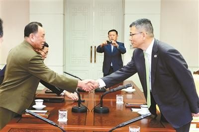 10月15日，韓國(guó)國(guó)防部國(guó)防政策室室長(zhǎng)柳濟(jì)升和朝鮮人民武裝力量部偵查總局局長(zhǎng)金英哲分別率團(tuán)出席板門(mén)店