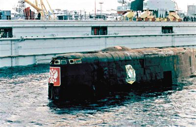 2001年，與失火核潛艇屬于同一級的“庫爾斯克”核潛艇時隔14個月被打撈出海。