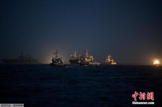 當(dāng)?shù)貢r(shí)間2014年4月24日，搜救人員在全羅南道珍島郡海域24小時(shí)不分晝夜的搜尋沉船事故失蹤者。