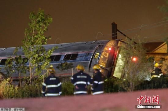 當?shù)貢r間5月12日晚，一列美國鐵路公司的火車在費城弗蘭克福段脫軌，導致至少50人受傷。