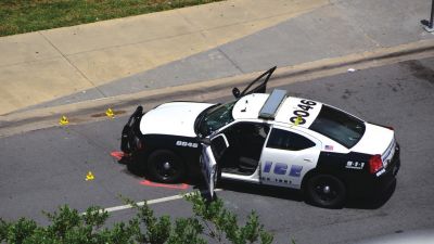 被槍手擊中的警車。新華社發(fā)