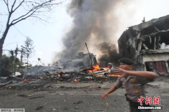 當(dāng)?shù)貢r間6月30日，印尼棉蘭，印尼一架軍用運輸機起飛不久后在居民區(qū)墜毀，機體爆炸燃成火球。