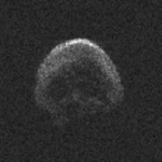 這顆彗星外形酷似骷髏頭，表面甚至可分出眼鼻。