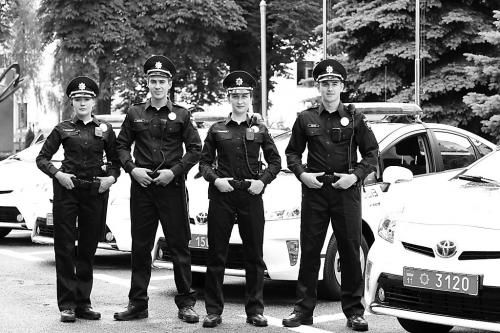烏克蘭新警察在警車旁帥氣亮相。