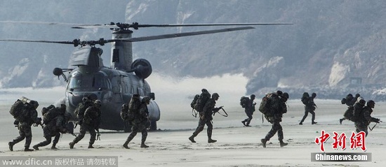資料圖：當?shù)貢r間2014年11月10日，韓國海陸空三軍啟動了“2014護國演習”。