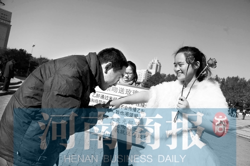 　一名男士上前，準(zhǔn)備親吻女孩的手