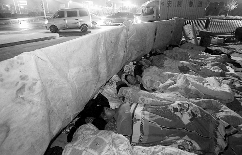 在寒冷的冬夜，為了能省點(diǎn)錢，方便接活，民工們?nèi)运跇蛳隆? complete=