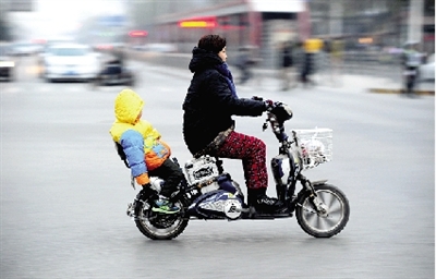 昨日下午，隴海西路桐柏路口，紅燈亮起的瞬間一輛電動車闖過路口。