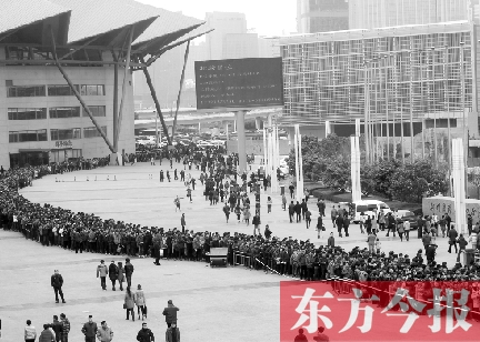 3月2日，在鄭州國(guó)際會(huì)展中心，河南省春季人才招聘會(huì)舉行，六萬(wàn)五千名求職者扎堆求職