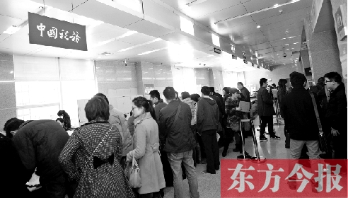 　昨天，在鄭州市房管局辦稅柜臺，迎來絡繹不絕辦理業(yè)務的市民