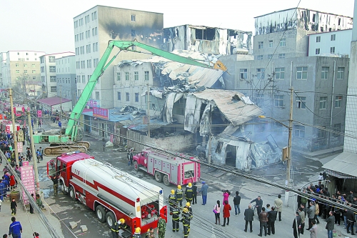 風(fēng)助火勢，6座相鄰的居民樓加建的板房樓陸續(xù)被大火引燃。