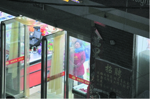 鄭州：男子劫持售貨員 談判專(zhuān)家苦苦“攻心”