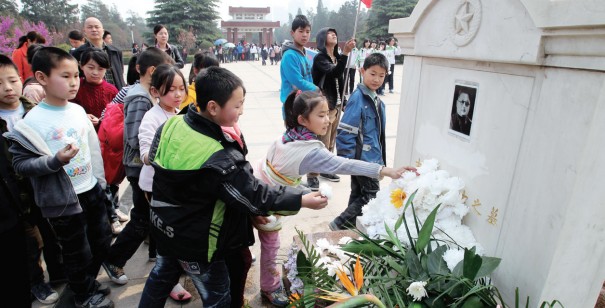 昨天上午，來鄭州市烈士陵園祭掃的小學生將百花擺放在吉鴻昌烈士墓前