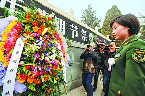　　4月4日,我國(guó)首位女航天員劉洋來(lái)到林州市烈士陵園。在烈士紀(jì)念碑前,劉洋和眾人一起列隊(duì)肅立默哀致敬