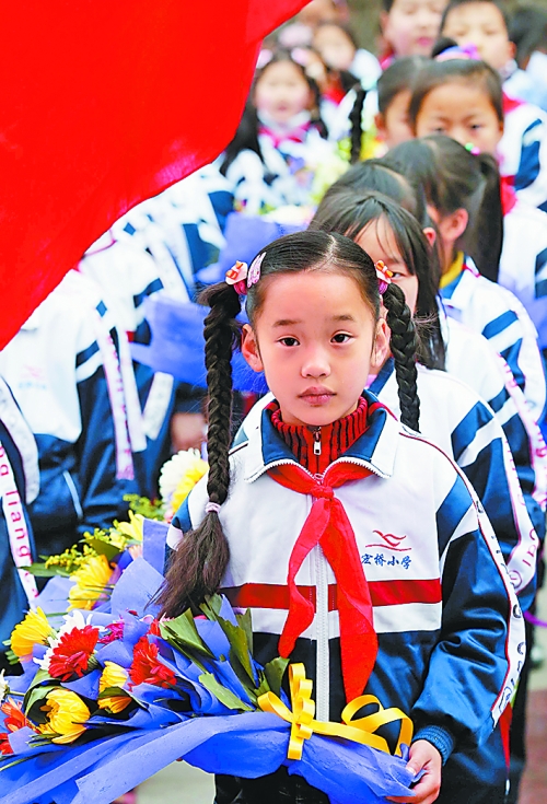 　4月4日,許多小學(xué)生來(lái)到新縣鄂豫皖革命烈士紀(jì)念館為烈士掃墓。記者　王天定　攝