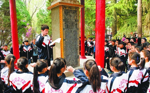 　　4月3日,宜陽(yáng)縣1000余名師生通過(guò)獻(xiàn)花、宣誓、掃墓、讀祭文等形式緬懷革命先烈。 田義偉 攝