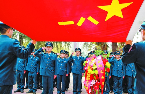 　　“我宣誓:保衛(wèi)祖國(guó)藍(lán)天不受侵犯!”4月3日,濟(jì)空某部的官兵來(lái)到內(nèi)鄉(xiāng)縣烈士陵園掃墓,通過(guò)敬獻(xiàn)花籃、